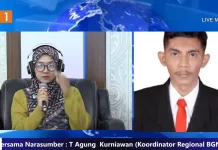Petugas Mengawasi SOP  Pembagian Makan Gratis Secara Ketat